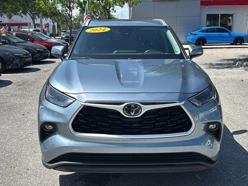 Used 2024 Toyota Highlander XLE AWD/4WD image 2