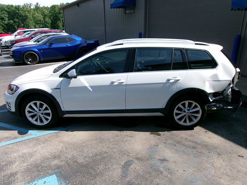 Used 2019 Volkswagen Golf Alltrack SEL image 1