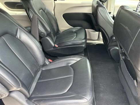 Used 2023 Chrysler Pacifica Touring-L FWD image 14