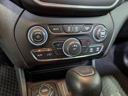 Used 2022 Jeep Cherokee Latitude w/ Sun & Sound Group AWD/4WD image 22