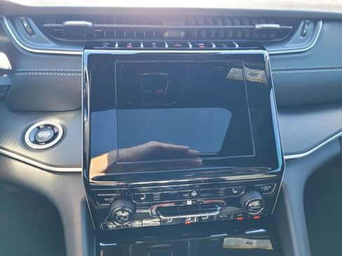 Used 2025 Jeep Grand Cherokee Altitude image 22