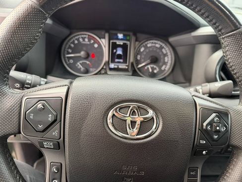 Used 2021 Toyota Tacoma TRD Sport w/ TRD Premium Sport Package AWD/4WD image 9