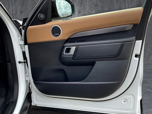 Used 2024 Land Rover Discovery Metropolitan Edition image 28