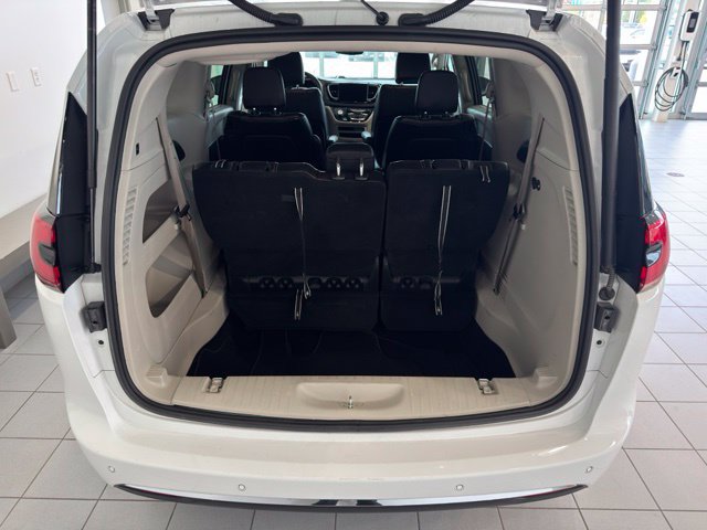 Used 2023 Chrysler Pacifica Touring-L FWD image 41