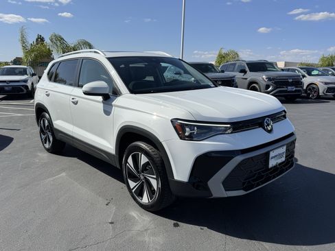 Used 2025 Volkswagen Taos SE AWD/4WD image 2