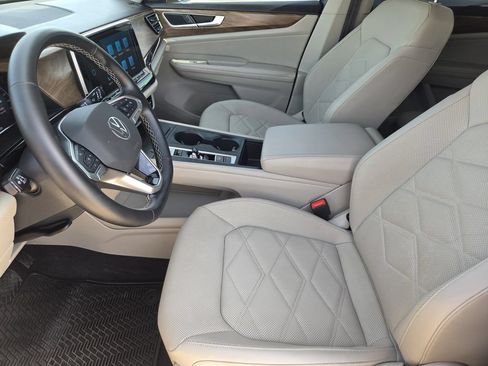 Used 2025 Volkswagen Atlas SE AWD/4WD image 11