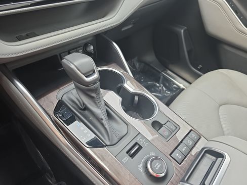 Used 2020 Toyota Highlander Platinum AWD/4WD image 24