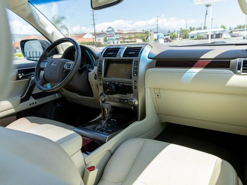 Used 2019 Lexus GX 460 Premium w/ Premium Package image 36