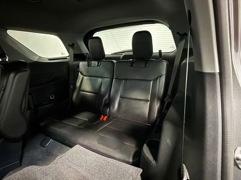 Used 2023 Ford Explorer XLT AWD/4WD image 49