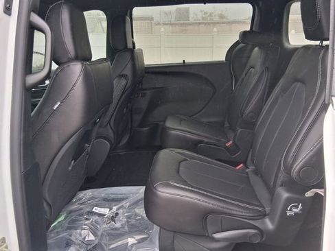 Used 2026 Chrysler Pacifica Select image 11