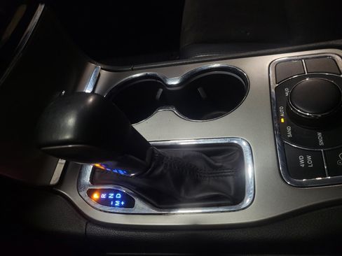 Used 2020 Jeep Grand Cherokee Laredo w/ Quick Order Package 2BN North image 26