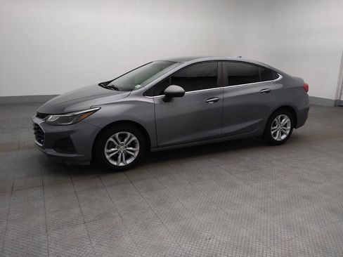 Used 2019 Chevrolet Cruze LT image 2