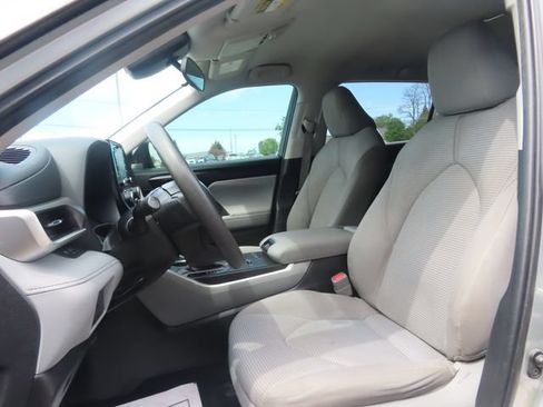 Used 2021 Toyota Highlander L FWD image 17