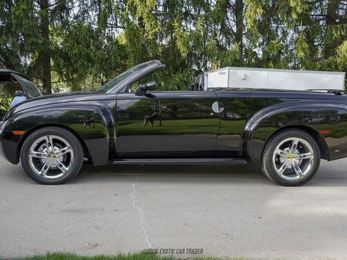 Used 2005 Chevrolet SSR w/ Preferred Equipment Group RWD image 3