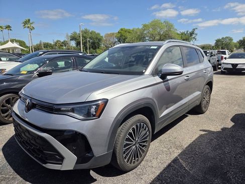 Used 2025 Volkswagen Taos SE image 3