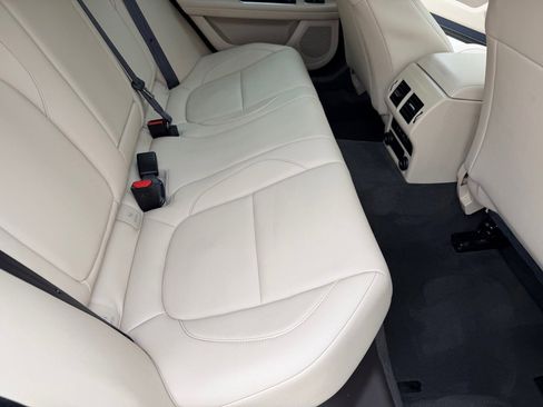 Used 2018 Jaguar XF Premium image 20