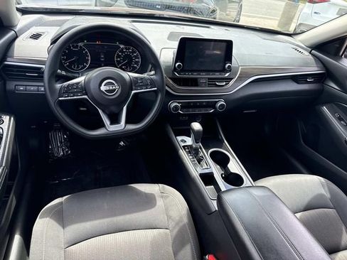 Used 2024 Nissan Altima 2.5 SV FWD image 17