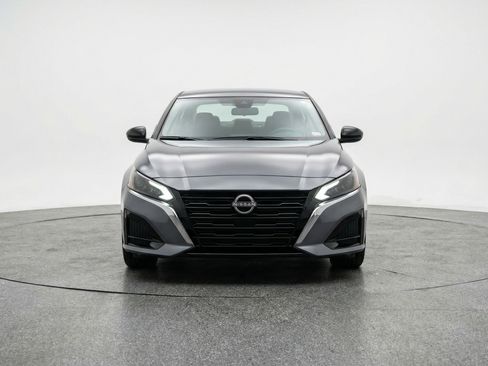 Used 2025 Nissan Altima 2.5 SV image 2