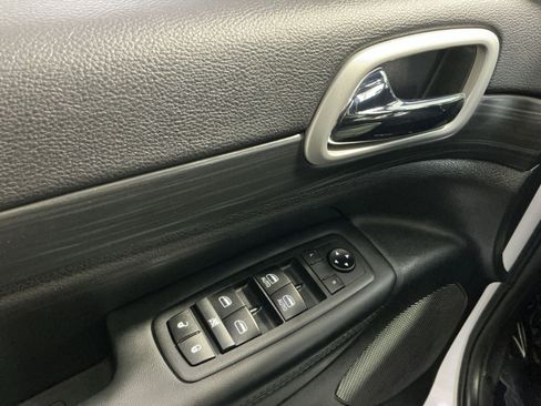 Used 2021 Jeep Grand Cherokee Laredo X AWD/4WD image 16