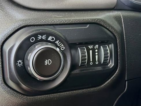 Used 2018 Jeep Wrangler Unlimited Sahara w/ Uconnect 4C Nav & Sound Group image 10