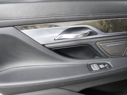 Used 2017 BMW 740i image 13