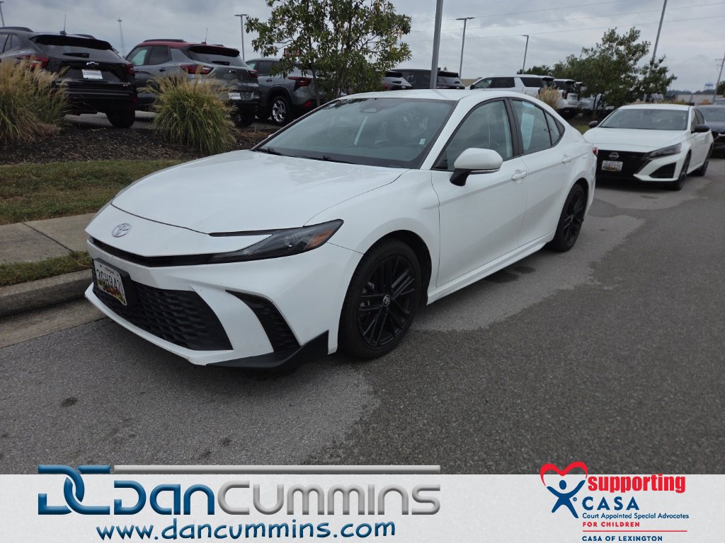 Used 2025 Toyota Camry SE FWD image 1