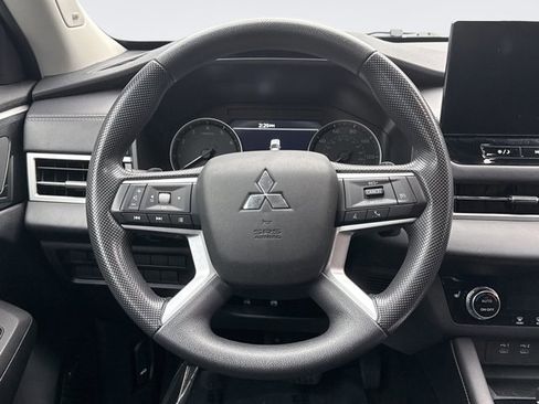 Used 2025 Mitsubishi Outlander ES image 12