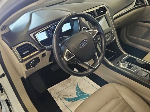 Used 2017 Ford Fusion SE w/ Fusion SE Technology Package FWD image 10