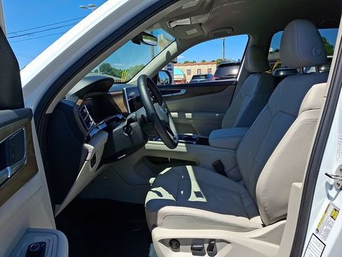Used 2025 Volkswagen Atlas SE AWD/4WD image 13