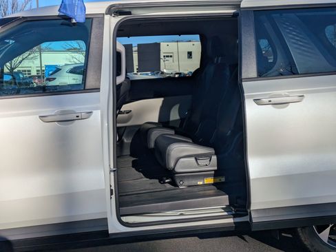 Used 2024 Kia Carnival EX image 25