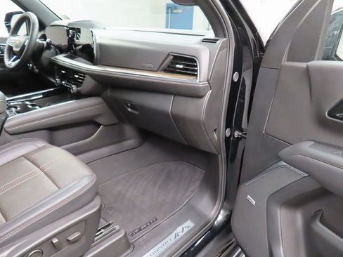 Used 2025 Chevrolet Suburban High Country image 36