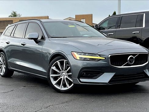 Used 2020 Volvo V60 T5 Momentum w/ Protection Package Premier FWD image 2