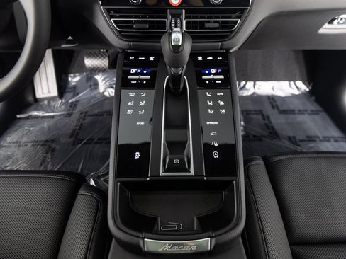 Certified 2025 Porsche Macan image 23