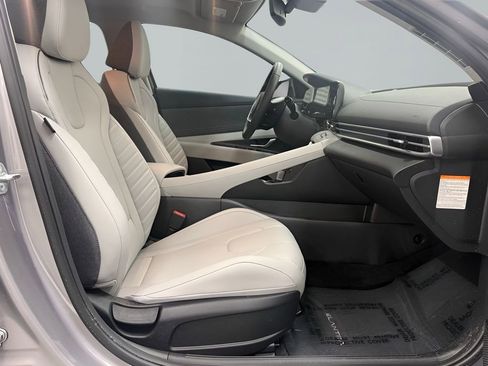 Used 2025 Hyundai Elantra Limited FWD image 13