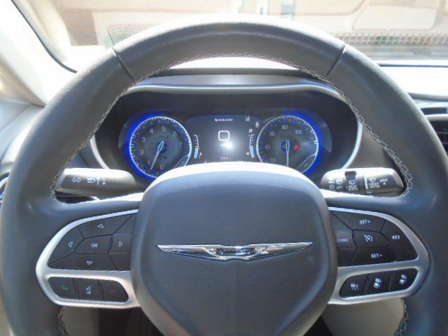 Used 2023 Chrysler Pacifica Touring-L FWD image 17