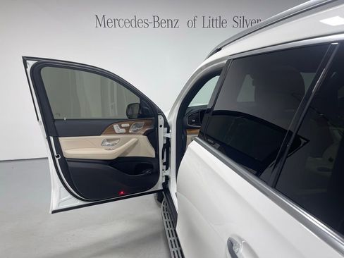 Used 2024 Mercedes-Benz GLS 450 4MATIC image 17