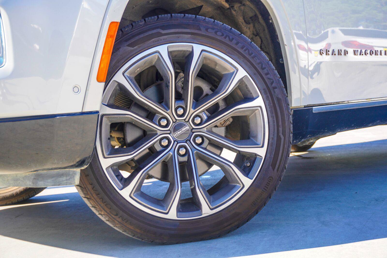 Used 2022 Jeep Grand Wagoneer Series III AWD/4WD image 3