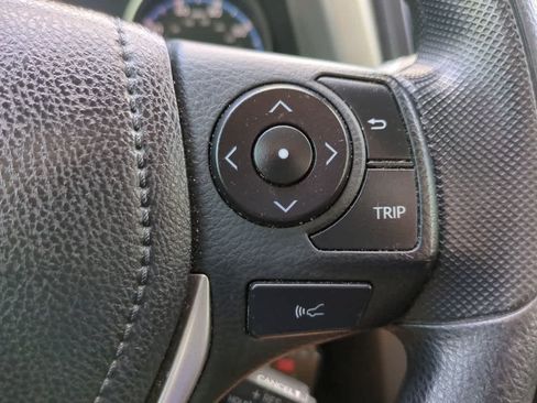 Used 2018 Toyota RAV4 LE FWD image 23