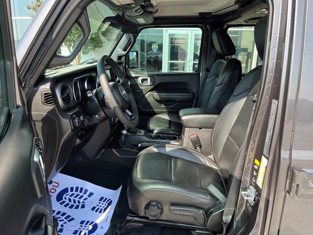 Used 2023 Jeep Gladiator Mojave AWD/4WD image 4
