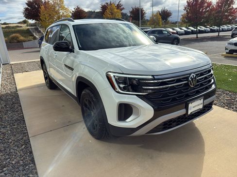 New 2026 Volkswagen Atlas Peak Edition image 3