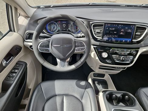 Used 2024 Chrysler Pacifica Touring-L FWD image 21