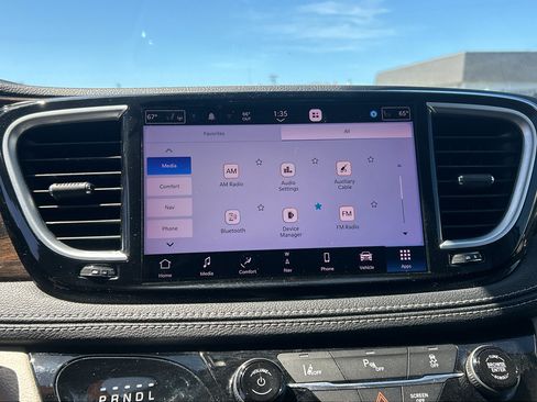 Used 2023 Chrysler Pacifica Limited w/ Uconnect Theater Family Group FWD image 26