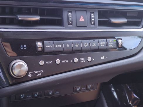 Certified 2025 Lexus ES 300h w/ Premium Package image 26