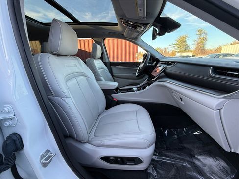 Used 2023 Jeep Grand Cherokee L Overland image 28