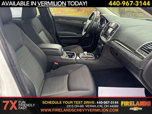 Used 2022 Chrysler 300 Touring w/ Sport Appearance Package image 28