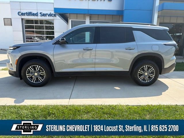 Used 2025 Chevrolet Traverse LT FWD image 2