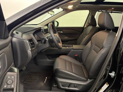 Used 2025 Nissan Rogue SV w/ SV Premium Package image 14