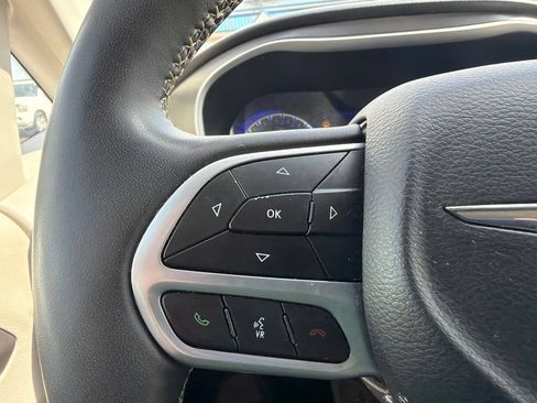 Used 2024 Chrysler Pacifica Touring-L FWD image 21