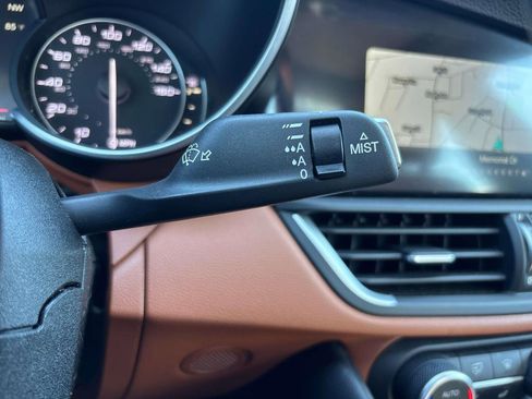 Used 2017 Alfa Romeo Giulia AWD image 22