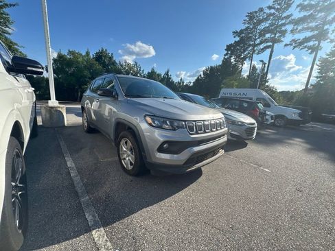 Used 2022 Jeep Compass Latitude w/ Convenience Group AWD/4WD image 3